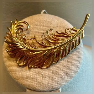 Stylish Gold Feather Brooch